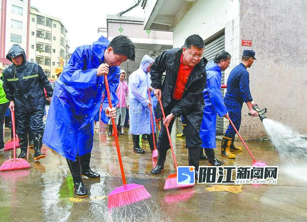 焦蘭生溫湛濱帶頭參加創(chuàng)文鞏衛(wèi)環(huán)境衛(wèi)生志愿服務(wù)活動(dòng).jpg